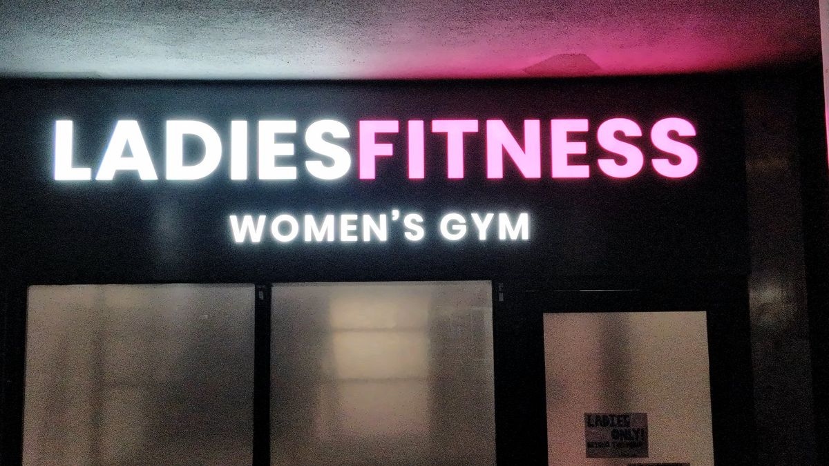 Ladies Fitness: a real sign made by Select Print