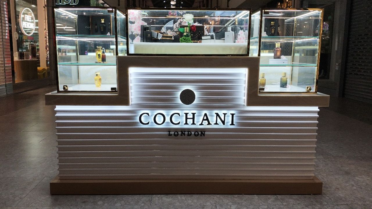 The same Cochani London kiosk with the centre lights down and the kiosk lit